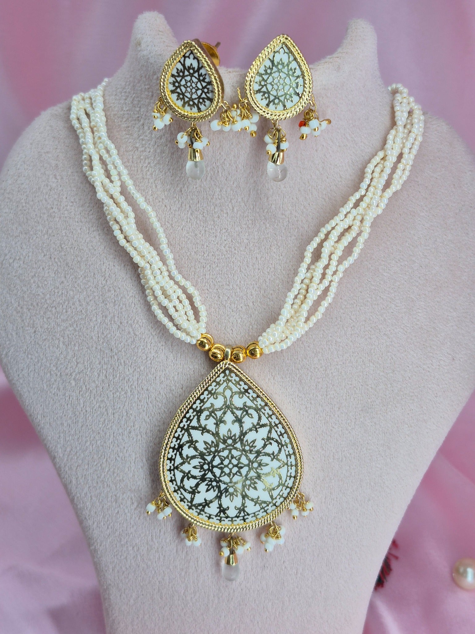 Thewa Pendant Set