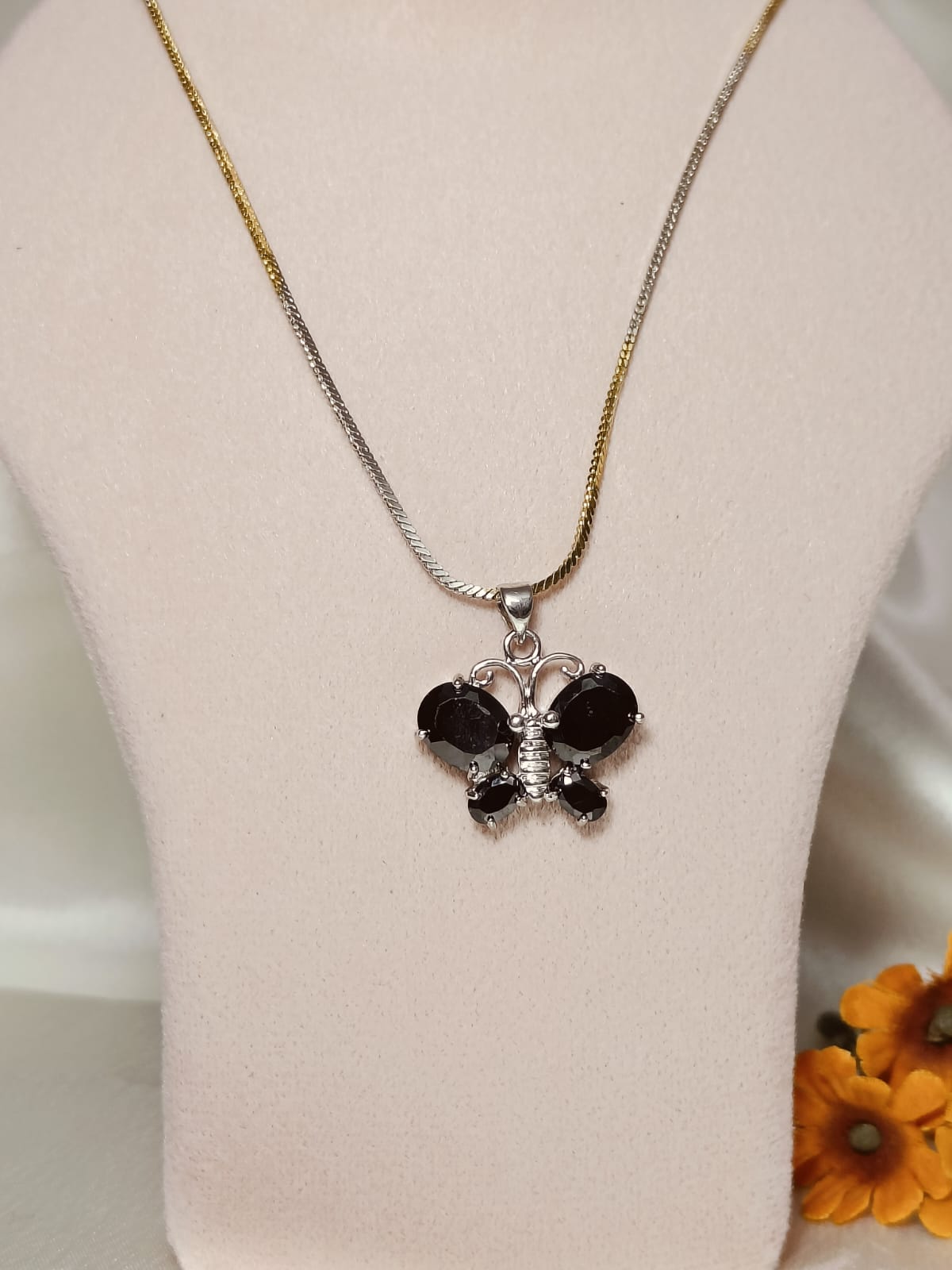 Diamora Stone Pendant Set