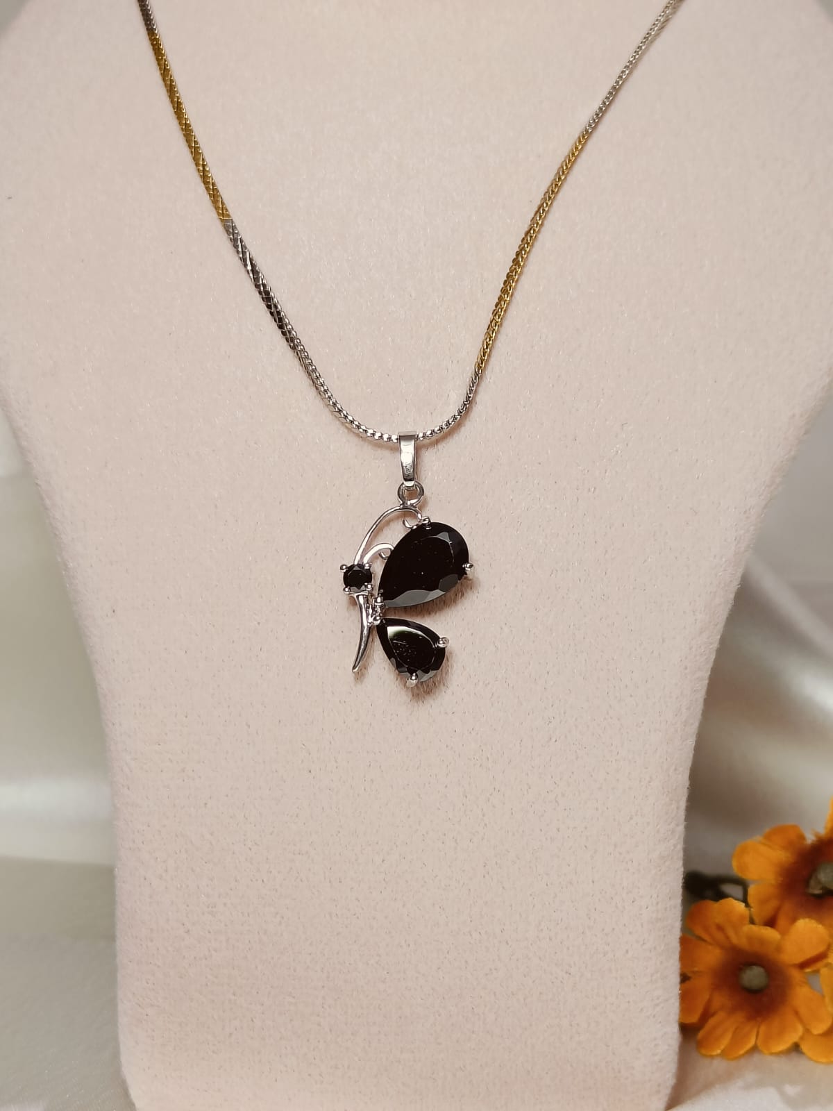 Veyora Stone Pendant Set