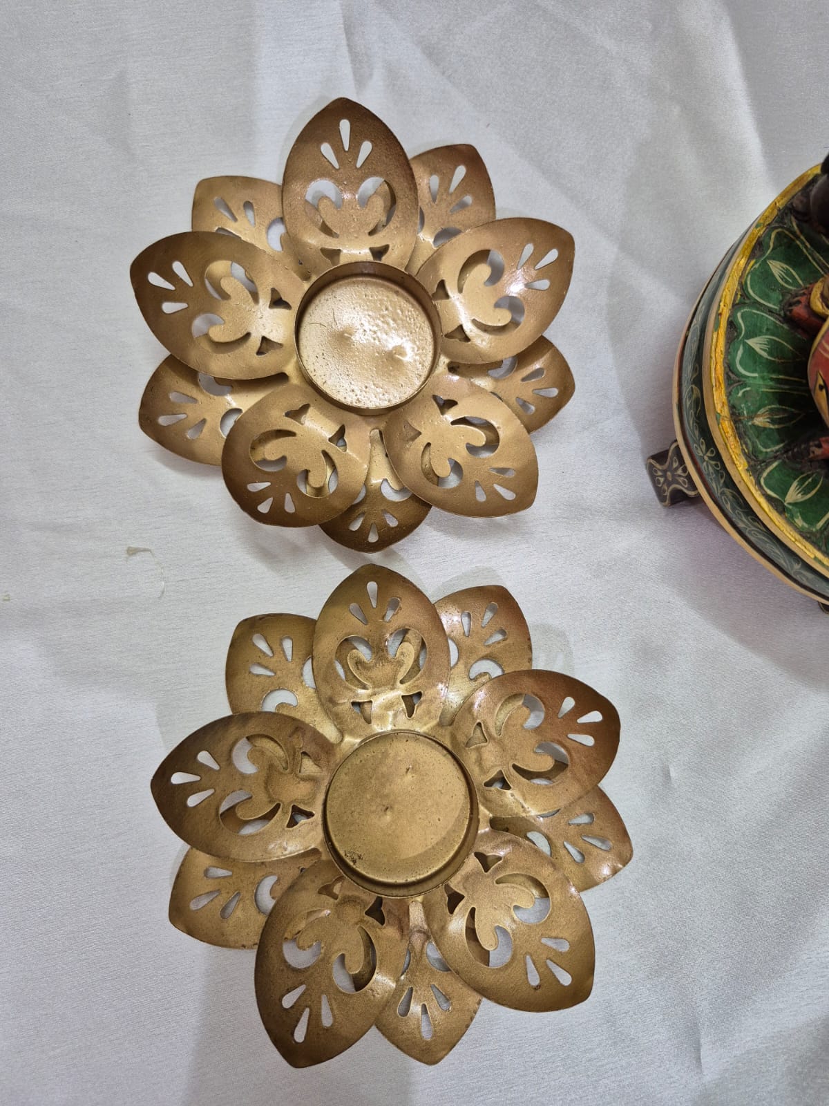 METAl FLOWER DIYA URLI WITH FREE GIFT